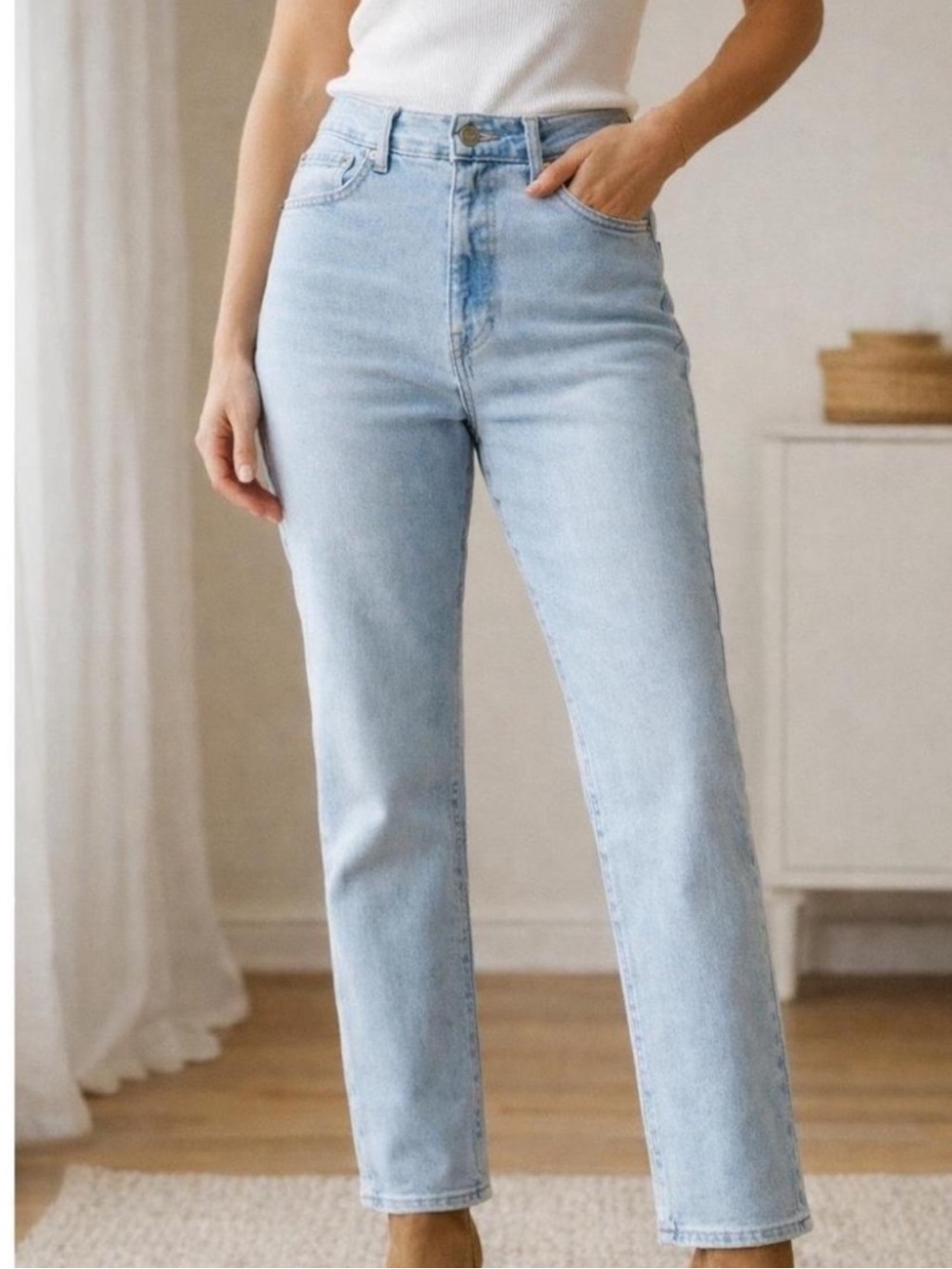Frye Light Blue High-Rise Straight Leg JeansS
Size 8/29.